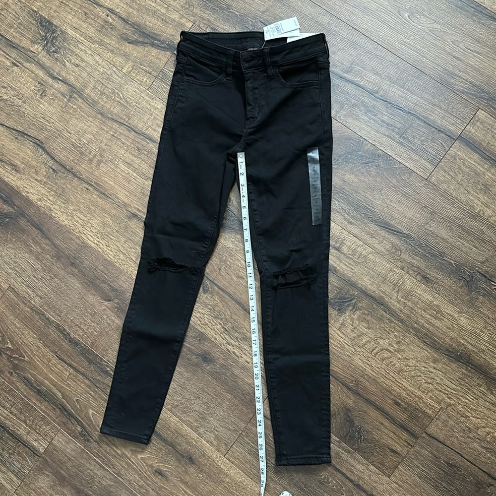 NWT. American Eagle Jeggings. Black. Ripped knee. Size 6 or 28.